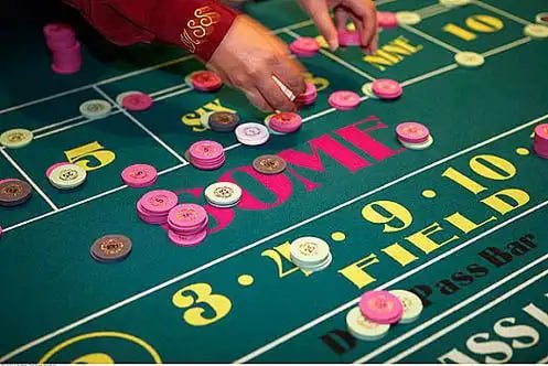 Pengguna bermain kasino live dan sportsbook lewat perangkat mobile di malam hari